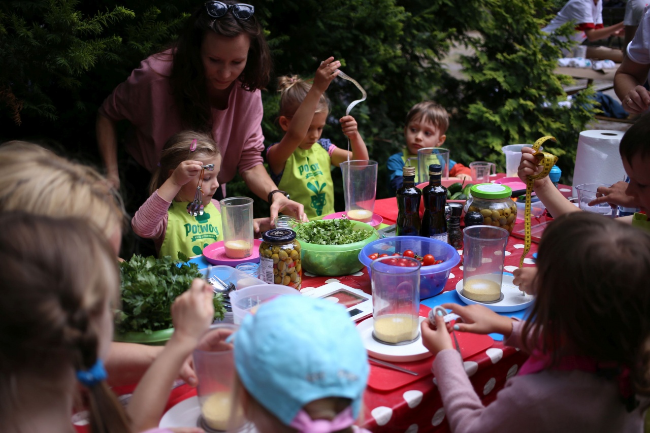 Fotografia, na której dzieci przygotowują sałatkę podczas festiwalu matematyki