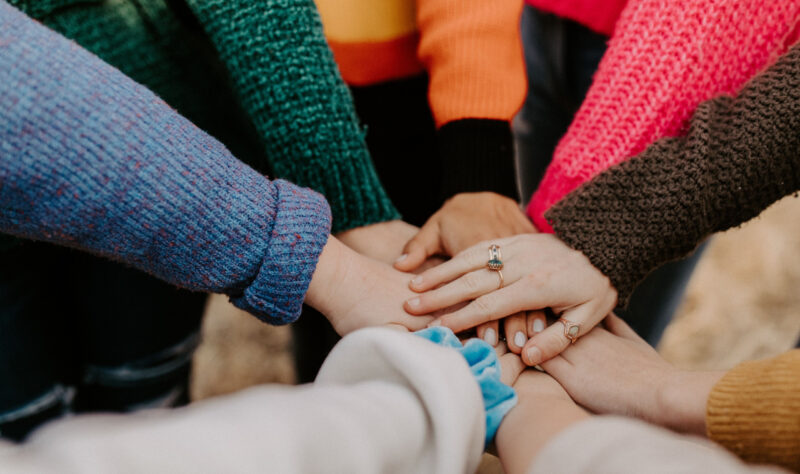 Ręce ułożone jedna na drugiej, na zgodę