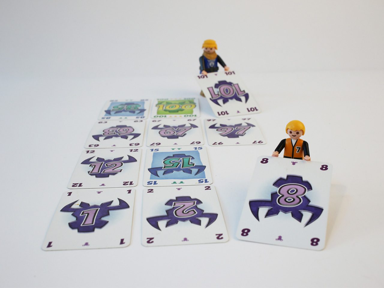 Zdjęcie, na którym są karty do gry 6bierze! i małe ludziki